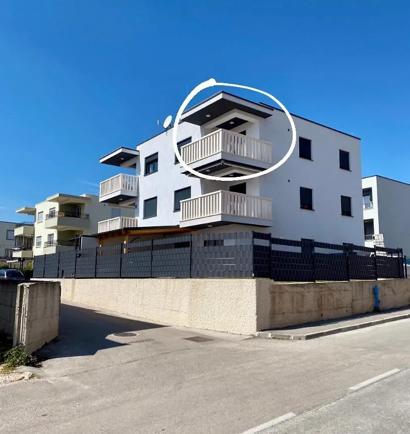 Apartman Emilia Διαμέρισμα Τρογκίρ 0*,